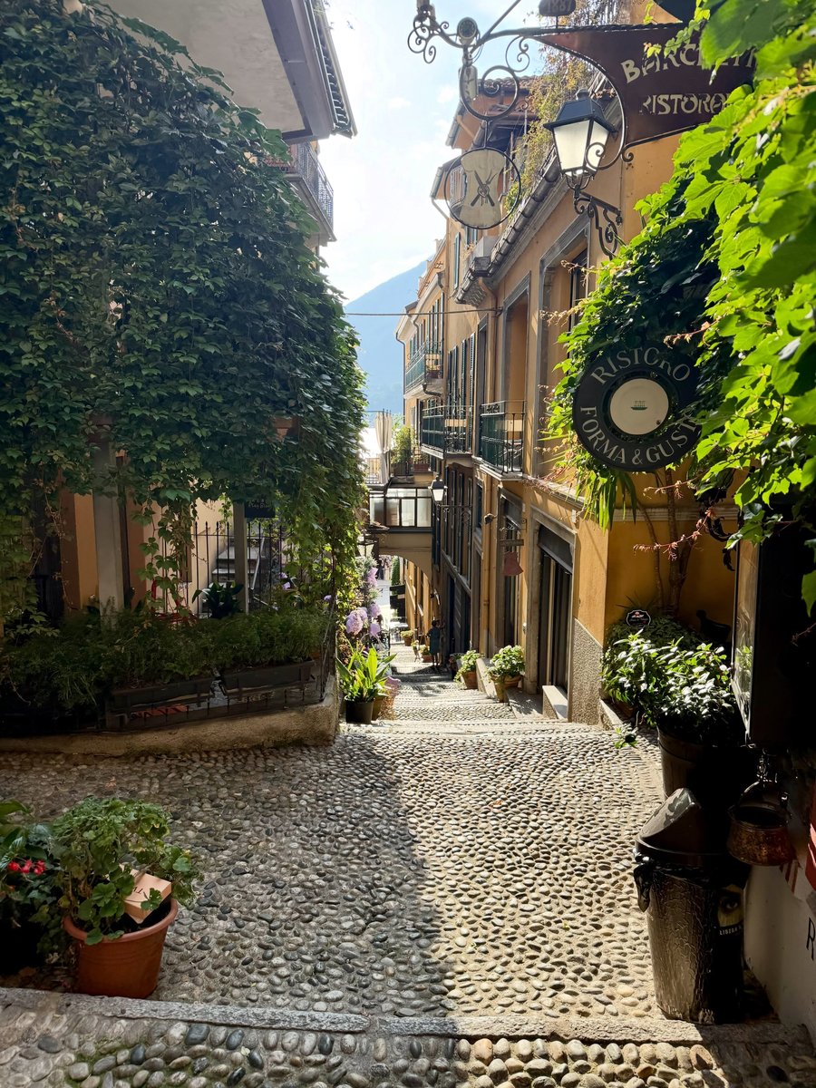 A quiet backstreet in Bellagio