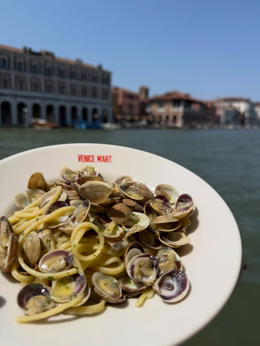 Spaghetti alle vongole, table over the water